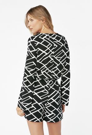 Mono con mangas acampanadas